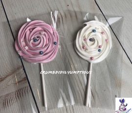 Meringue pops with a sprinkle Meringue pops with sprinkle